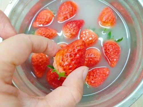 清洗草莓的正确方法(如何洗草莓让脏东西全部跑出来)