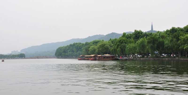 ps怎样给白天美丽的湖岸风景图调出日出晨曦的效果?